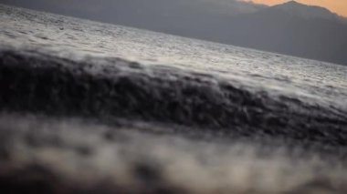 Ekolojik bir felaket dalgası karanlık su çöpleri dışarı atıyor. Damlacıklar sıçrıyor