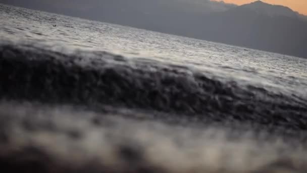 Un desastre ecológico hace que el agua oscura arroje basura. Gotitas salpicando — Vídeos de Stock