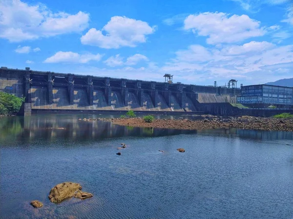 Dit Een Ochtendzicht Een Dam Met Tien Poorten Waaruit Water — Stockfoto