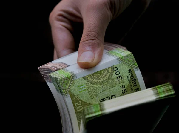 Indiai Üzletasszonyok Számolja Valuta Bankjegy Csomag Elszigetelt Fekete — Stock Fotó