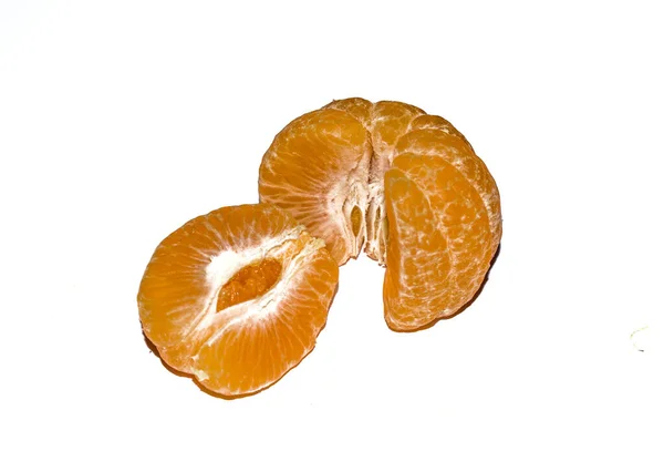 Fruta Laranja Suculenta Descascada Com Pedaços Isolados Branco — Fotografia de Stock