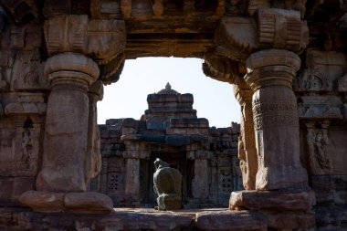Pattadakal, Karnataka 'daki Mallikarjuna Tapınağı' nın önü.