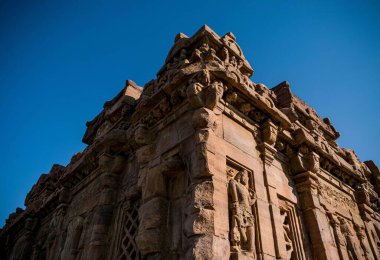 Pattadakal, Karnataka 'daki antik sangameshwara tapınağının düşük açılı görüntüsü.