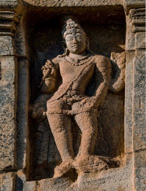 Hindu tanrıça heykeli Pattadakal, Karnataka 'da kumtaşına oyulmuş.