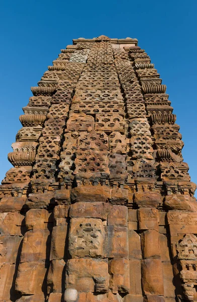 Pattadakal, Karnataka 'daki kashivishvanatha tapınağının düşük açılı görüntüsü.