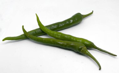 Beyaz üzerine izole edilmiş yeşil Hint biberleri..