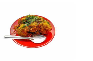 Sev puri beyaz tenli bir Hint yemeği..