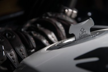 Asansör açıldı ve eldiven bir yakıt tankı üzerinde motosiklet yakıt kap