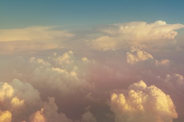 Bulutlar üzerinde uçak pencereden gün batımı ile