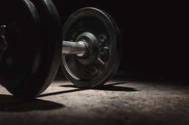 Işık ve gölge bir dumbbell on
