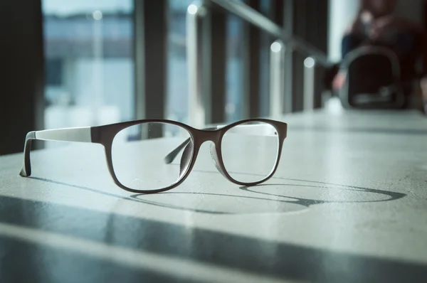 Lunettes avec lumière du soleil et ombre sur sol rugueux . — Photo