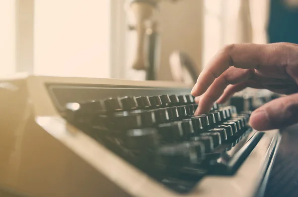 Hand typing on an vintage typewriter. — Stock Photo, Image