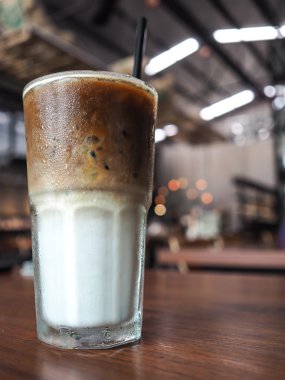 Kahve buz ve ahşap masa cam bardakta süt.