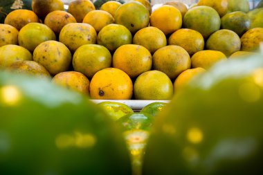 Turuncu taze bir pazarda.