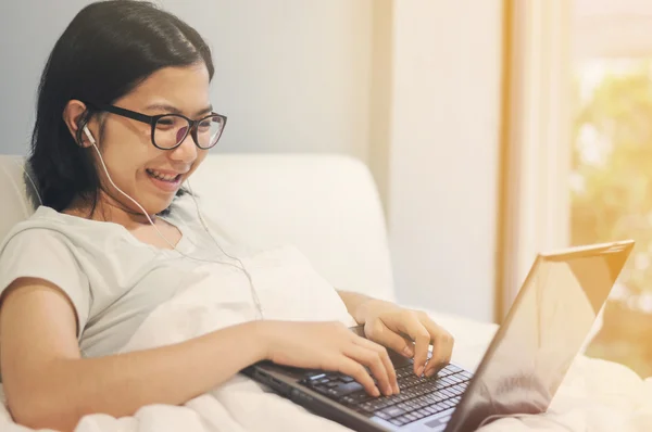 Asiatique femme être heureux avec ordinateur portable et oreillettes . — Photo