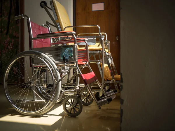 Sozinho com doença e duas cadeiras de rodas juntas . — Fotografia de Stock