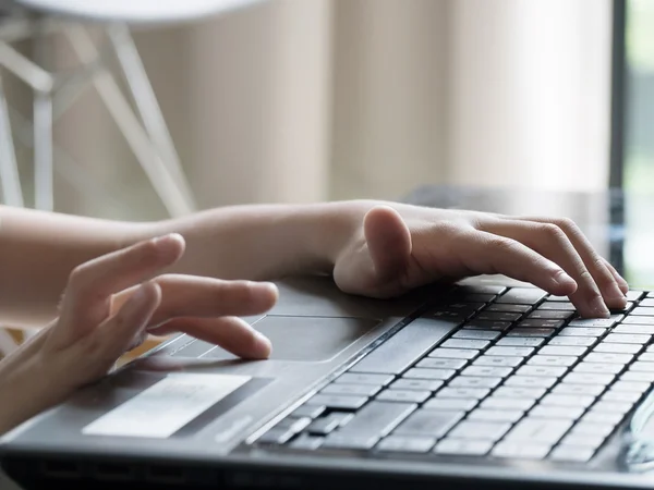 Ásia criança é digitação no um laptop . — Fotografia de Stock