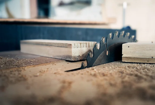 Ferramenta de carpinteiro com serra de mesa eletrônica — Fotografia de Stock