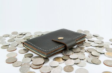 Beyaz arka plan üzerinde izole sikke ile deri cüzdan