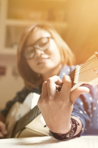 Menina asiática com a guitarra . — Fotografia de Stock