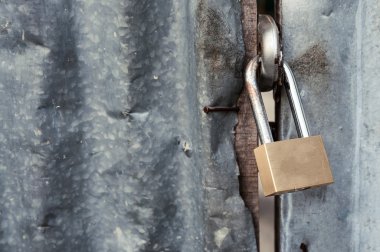 Yakın çekim, eski oluklu demir çit ile asma kilit