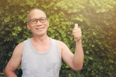 İhtiyar gülen yeşil çim zemin üzerine.