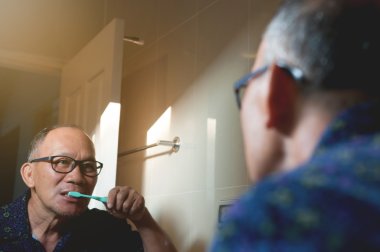 Oldman diş fırçalama olduğunu