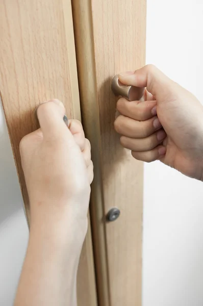Gros plan Les mains de la femme tiennent sur les poignées de porte — Photo