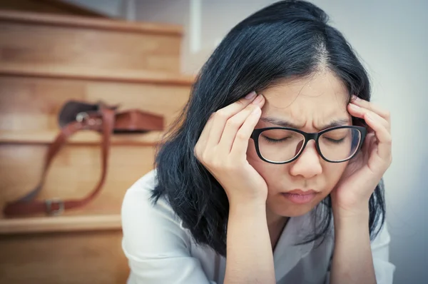 Азиатские очки девушка устала от своей работы . — стоковое фото