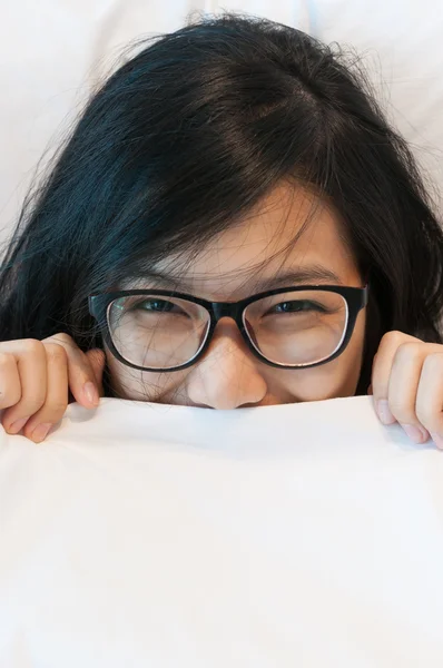 Ásia mulher desgaste óculos acordar até . — Fotografia de Stock