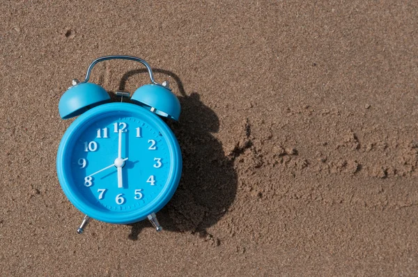 Retro alarm clock on sea beach sand. — Stock Photo, Image