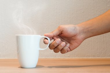 Kapatmak yukarıya-in adamın elini beyaz fincan kahve holding 