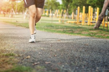 kadın parkta koşu.