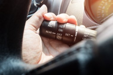 Araba silecek denetim closeup.