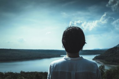Ayakta ve dağ ve göl üzerinde yarış seyir Asyalı kız