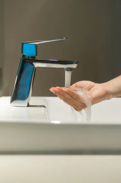 Primer plano de la mano con grifo y flujo de agua . —  Fotos de Stock