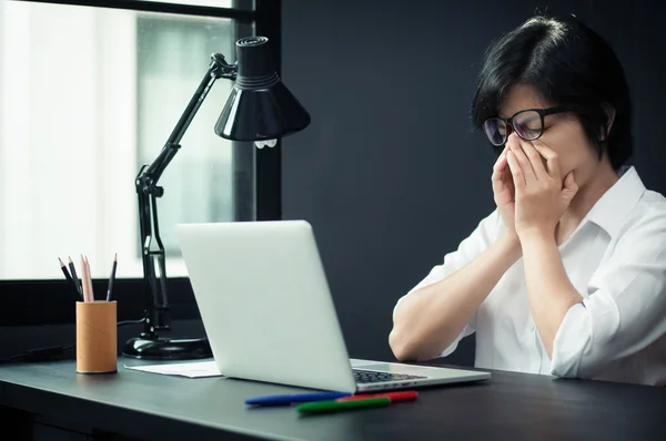 Zakenvrouw met hoofdpijn en migraine. — Stockfoto