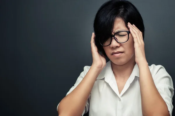 Женщина, имеющая Headache. — стоковое фото