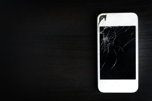 Экран мобильного смартфона сломан
