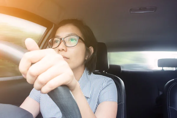 Asiatiska glasögon kvinna kör bil. — Stockfoto