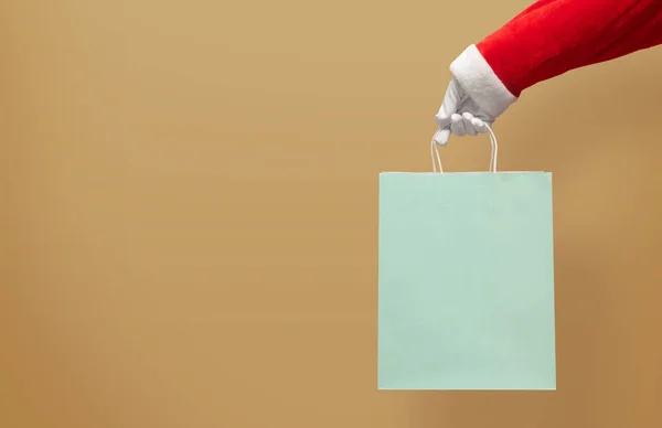 Santa Claus Mano Sosteniendo Bolsa Papel Compras Azul Con Sobre —  Fotos de Stock