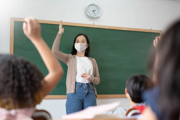 Profesor Asiático Con Mascarilla Protectora Niños Escolares Levantando Las Manos —  Fotos de Stock