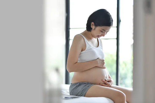 Porträtt Asiatisk Gravid Kvinna Som Ler Och Sitter Och Vidrör — Stockfoto