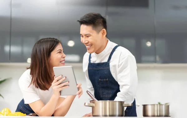 Felice Sorridente Giovane Uomo Donna Utilizzando Tablet Digitale Cucina Moderna — Foto Stock