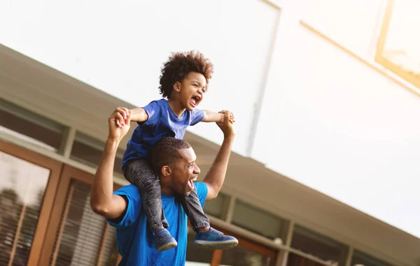 Heureux Afro Américain Père Porter Piggyback Son Petit Fils Rire — Photo