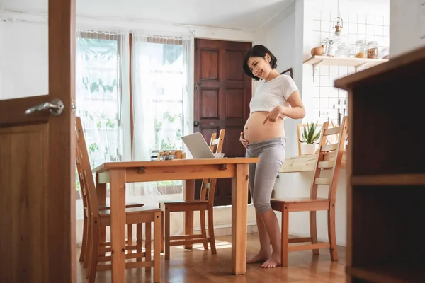 Retrato Feliz Sorrindo Asiático Grávida Mulher Mostrando Sua Barriga Usando — Fotografia de Stock