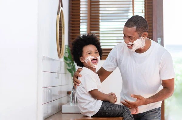 Hombre Afroamericano Niño Divierten Riendo Con Espuma Afeitar Sus Caras — Foto de Stock