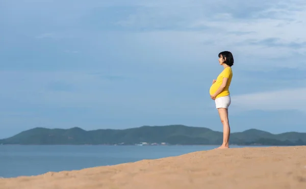 Relajante Asiática Embarazada Mujer Pie Respirando Aire Fresco Sosteniendo Tocando — Foto de Stock