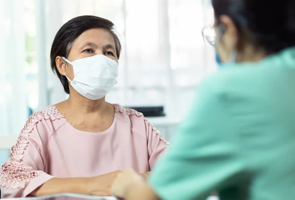 Asiatische Ältere Patientin Mit Schutzmaske Spricht Mit Ärztin Oder Krankenschwester — Stockfoto