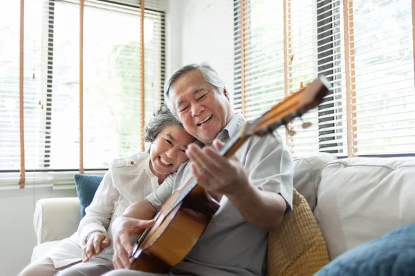 Boldog Ázsiai Nyugdíjas Pár Élvezi Éneklés Játszik Akusztikus Gitár Együtt — Stock Fotó